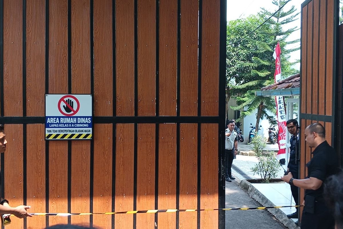 LambeSahamjja's tweet photo. Guys, ada satu drama di Lapas Cibinong yang alurnya kalau gue ceritain ini bukan film, ini nyata. Dan yang bikin gue geleng-geleng bukan cuma soal apa yang ditemukan tapi soal apa yang tiba-tiba tidak ditemukan ketika pejabat datang menyidak.

Beberapa hari lalu, Ombudsman melakukan inspeksi mendadak ke Lapas Kelas IIA Cibinong. Dan yang mereka temukan bukan sel penjara biasa. Yang mereka temukan adalah hunian yang kondisinya mirip apartemen lengkap dengan sofa, meja, TV, kulkas dua pintu, kitchen set, dispenser, kasur, dan AC.

Di dalam penjara.

Untuk narapidana.

Dan lapas ini bukan lapas sembarangan. Di sini ada nama-nama besar yang sudah familiar di telinga publik Ferdy Sambo, Harvey Moeis, dan beberapa napi kelas kakap lainnya.

Video temuan Ombudsman itu langsung viral. Publik marah. Pertanyaannya cuma satu: fasilitas seperti itu untuk siapa? Karena kalau untuk napi biasa yang tidur berdesakan di sel sempit itu jelas bukan untuk mereka.

Lalu pemerintah bergerak. Menteri Imigrasi dan Pemasyarakatan Agus Andrianto dan Kepala Bappisus Aris Marsudiyanto datang melakukan sidak. Turun langsung ke lapangan. Kelihatan serius.

Dan yang mereka temukan? Perabotan sudah kosong.

AC yang ada di video Ombudsman? Sudah dicopot. Alasannya kata Kalapas: "Sedang rusak, Bapak."

Rumah yang di video Ombudsman penuh furnitur mewah? Waktu disidak pejabat sudah tidak ada apa-apa.

Coba kita berpikir jernih sebentar.

Ombudsman datang ada sofa, TV, kulkas dua pintu, AC, kitchen set lengkap.

sehari kemudian pejabat datang sidak perabotan kosong, AC rusak.

Tidak perlu jadi detektif untuk membaca situasi ini. Barang-barang itu tidak menguap sendiri. Tidak ada angin ribut yang tiba-tiba menyapu furnitur keluar dari ruangan. Antara kunjungan Ombudsman dan kunjungan menteri ada yang bergerak cepat membersihkan barang buktinya.

Dan penjelasan resminya bikin gue makin geleng-geleng. Aris bilang klaster perumahan itu memang untuk karyawan lapas bukan untuk napi. Tapi kemudian dia juga bilang bahwa terkadang warga binaan diberi tugas untuk membersihkan rumah-rumah itu.

Jadi narapidana bisa masuk ke perumahan ber-AC dengan kulkas dua pintu dan kitchen set untuk bersih-bersih.

Terima kasih atas penjelasannya.

Dan ini yang paling menohok dari seluruh kejadian ini bukan soal siapa yang pakai fasilitas itu. Bukan soal apakah itu memang untuk karyawan atau untuk napi berbayar. Yang paling menohok adalah betapa cepatnya "bukti" bisa hilang begitu ada sidak resmi yang datang.

Ini bukan pertama kali. Sebelum Lapas Cibinong, Ombudsman pernah menemukan sel mewah Setya Novanto. Polanya selalu sama: ditemukan, viral, disidak, sudah bersih, penjelasan keluar, kasus meredup.

Dan sementara itu di luar lapas, orang-orang yang mencuri Rp229 juta buat bayar website desa tidur di sel sempit bersama puluhan orang lain. Sementara di dalam lapas yang sama, ada yang bisa tidur di ruangan ber-furnitur lengkap sambil menonton TV.

Hukum yang sehat seharusnya berlaku sama untuk semua orang bukan tergantung seberapa tebal dompet dan seberapa panjang koneksi yang dimiliki.

Tapi di Indonesia bahkan di balik jeruji besi pun, ketidaksetaraan itu tetap berjalan. Hanya saja lebih rapi, lebih tertutup, dan lebih mudah "dibersihkan" ketika kamera datang.