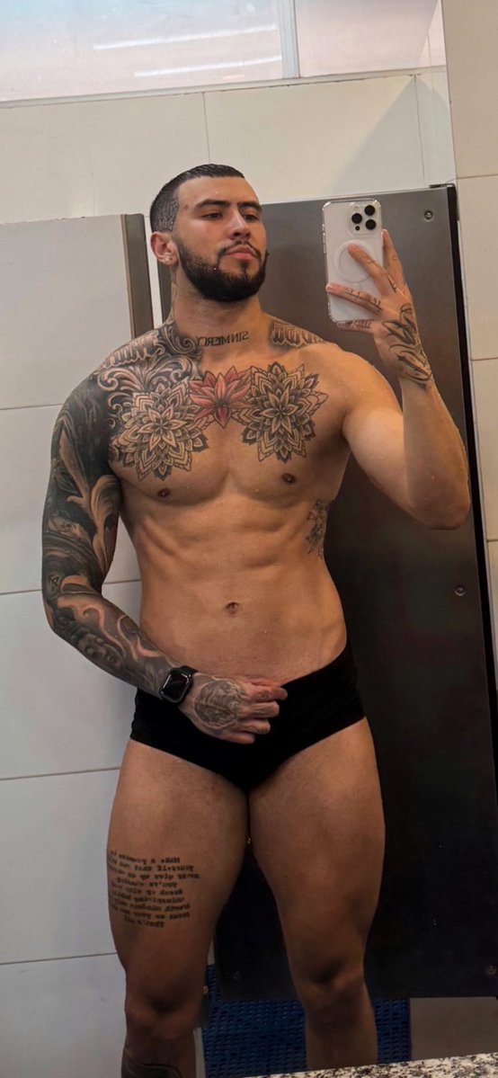 dantetdurman's tweet photo. Hombres que vale la pena buscar un desnudo??? https://t.co/Gg9JHBcgAl