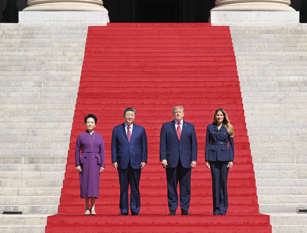SpoxCHN_MaoNing's tweet photo. After the tea, President Xi Jinping and Madame Peng Liyuan visited the National Archives accompanied by President and Mrs. Trump. 

President Xi underscored that China and the United States are distinct in many ways, with different histories, cultures, social systems and development paths. But the people of China and the United States are just like each other in aspiring for a better life. 

By recognizing and respecting the differences, understanding and learning from each other, focusing on the greatest common ground, lengthening the list of cooperation and properly managing differences, the two countries can achieve steady and long-term development of their relationship.