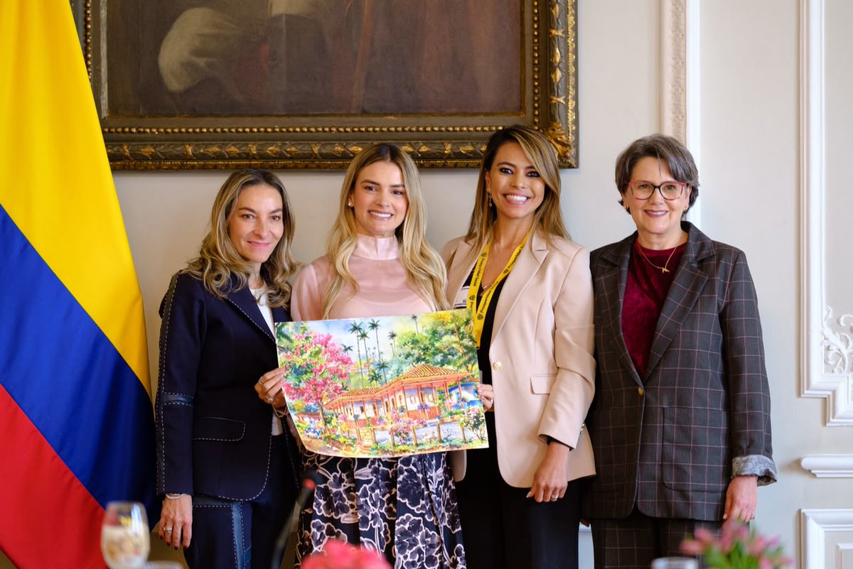 ProsperidadCol's tweet photo. La primera dama, Ana Lucía Pineda, recibió hoy en la Casa de Nariño a @sandrasuarezp, directora de @ProsperidadCol, junto con los 35 gerentes regionales. Un equipo con la responsabilidad de hacer que nuestra entidad esté cada vez más cerca de las familias más vulnerables de Colombia.