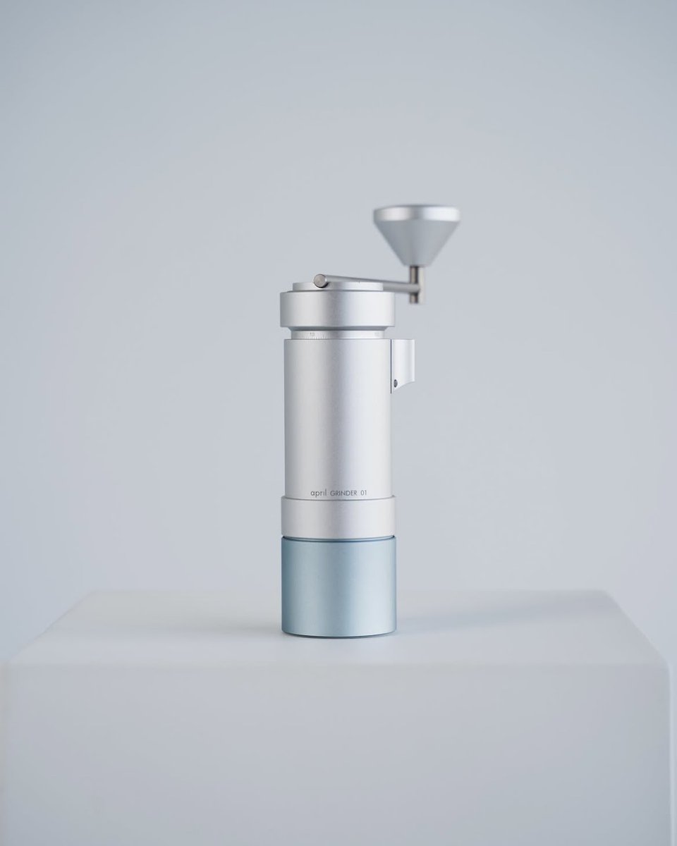 stellahernirdp's tweet photo. Favorite Coffee Gadgets: April Hand Grinder 01

By April Coffee
Copenhagen, Denmark

The all-metal April Hand Grinder features custom 48-millimeter April Gen1 conical burrs and weighs 950 grams. Optimized primarily for filter coffee and pour-over https://t.co/y3YDtQCkyd