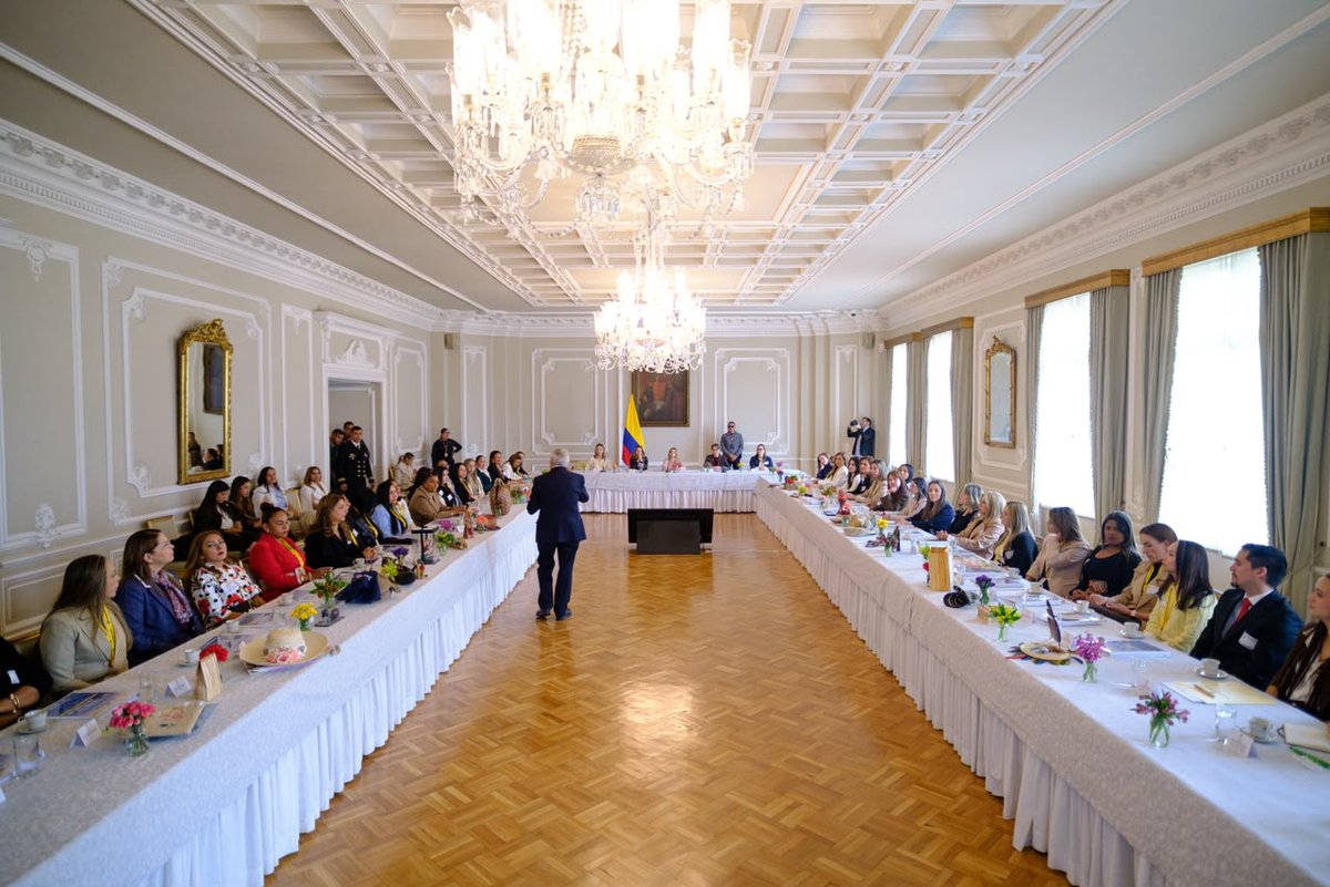 ProsperidadCol's tweet photo. La primera dama, Ana Lucía Pineda, recibió hoy en la Casa de Nariño a @sandrasuarezp, directora de @ProsperidadCol, junto con los 35 gerentes regionales. Un equipo con la responsabilidad de hacer que nuestra entidad esté cada vez más cerca de las familias más vulnerables de Colombia.