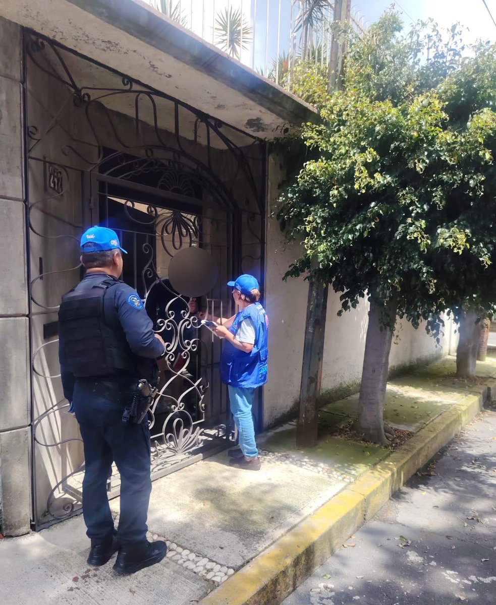 Alcaldia_Coy's tweet photo. 🏠 En la colonia Petrolera realizamos un recorrido #CasaXCasa, para acercar información sobre seguridad, violencia, extorsión y medidas de prevención.

🛡️ En #Coyoacán seguimos recorriendo las calles y trabajando 24/7 con #EscudoCoyoacán y la @SSC_CDMX.

#ContigoImparables https://t.co/A0yr86sU9M