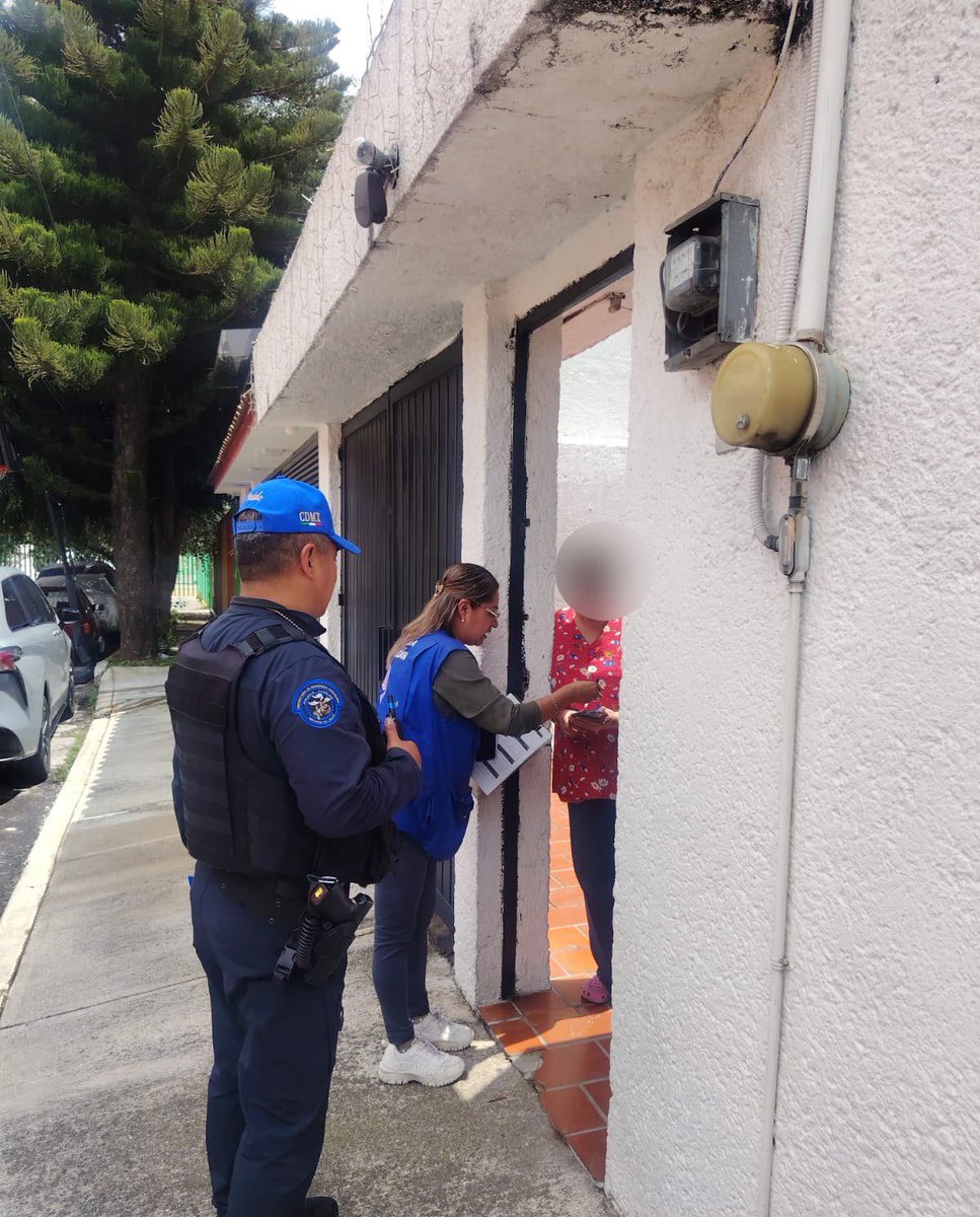 Alcaldia_Coy's tweet photo. 🏠 En la colonia Petrolera realizamos un recorrido #CasaXCasa, para acercar información sobre seguridad, violencia, extorsión y medidas de prevención.

🛡️ En #Coyoacán seguimos recorriendo las calles y trabajando 24/7 con #EscudoCoyoacán y la @SSC_CDMX.

#ContigoImparables https://t.co/A0yr86sU9M