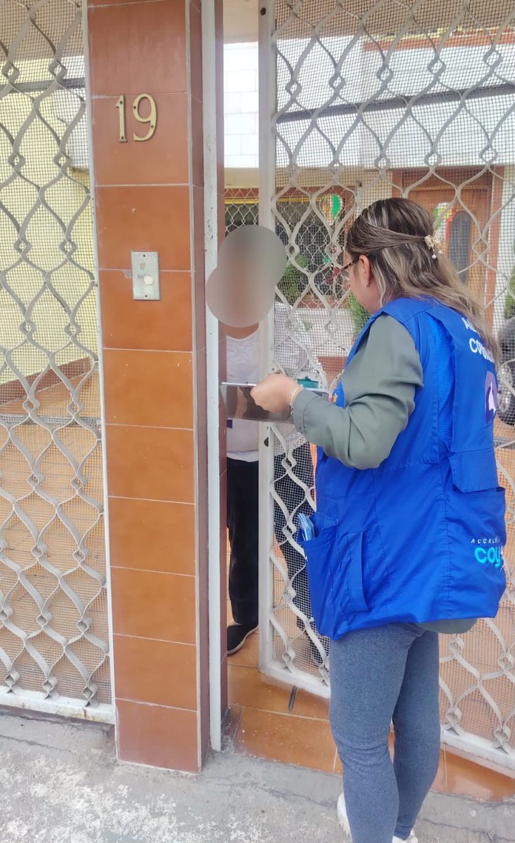 Alcaldia_Coy's tweet photo. 🏠 En la colonia Petrolera realizamos un recorrido #CasaXCasa, para acercar información sobre seguridad, violencia, extorsión y medidas de prevención.

🛡️ En #Coyoacán seguimos recorriendo las calles y trabajando 24/7 con #EscudoCoyoacán y la @SSC_CDMX.

#ContigoImparables https://t.co/A0yr86sU9M