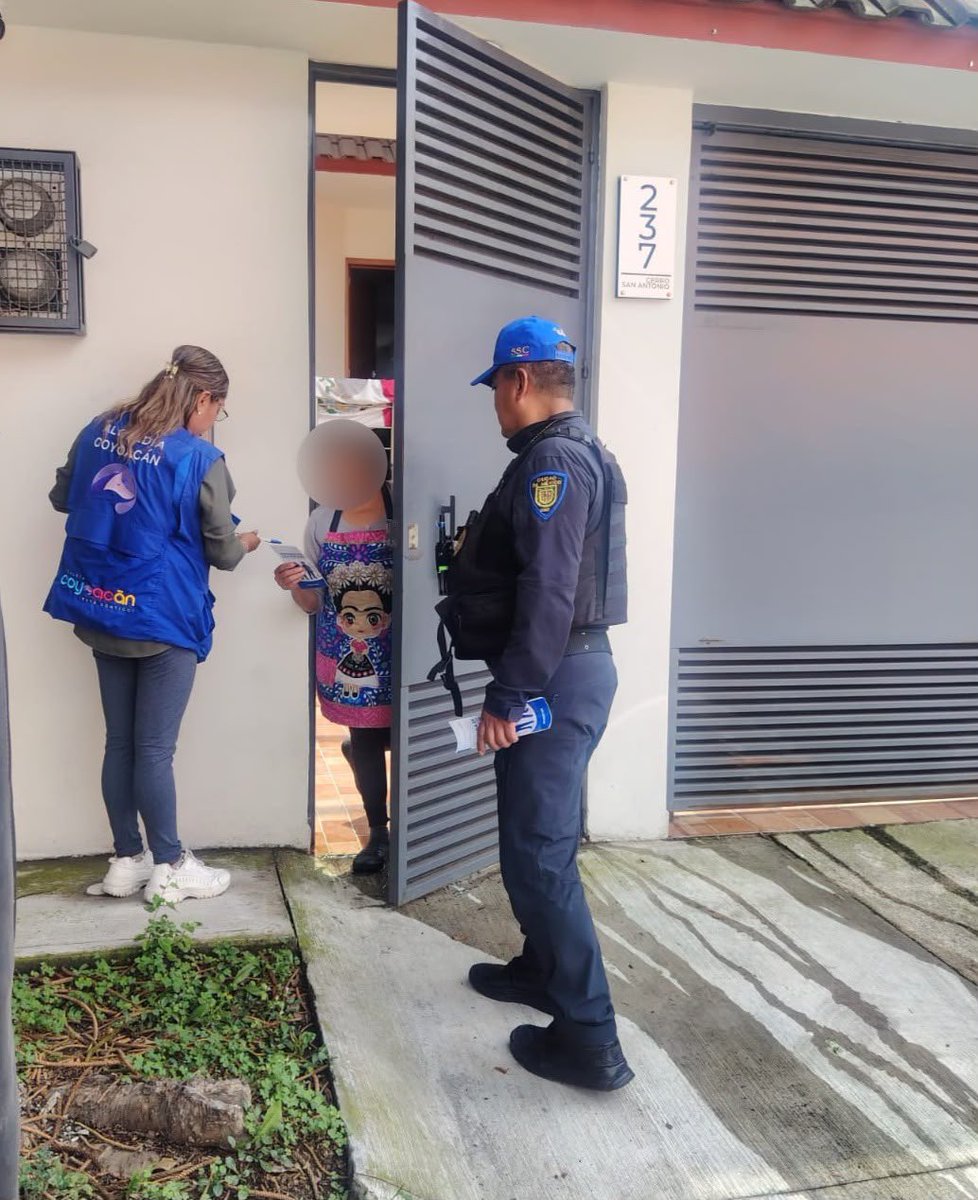 Alcaldia_Coy's tweet photo. 🏠 En la colonia Petrolera realizamos un recorrido #CasaXCasa, para acercar información sobre seguridad, violencia, extorsión y medidas de prevención.

🛡️ En #Coyoacán seguimos recorriendo las calles y trabajando 24/7 con #EscudoCoyoacán y la @SSC_CDMX.

#ContigoImparables https://t.co/A0yr86sU9M