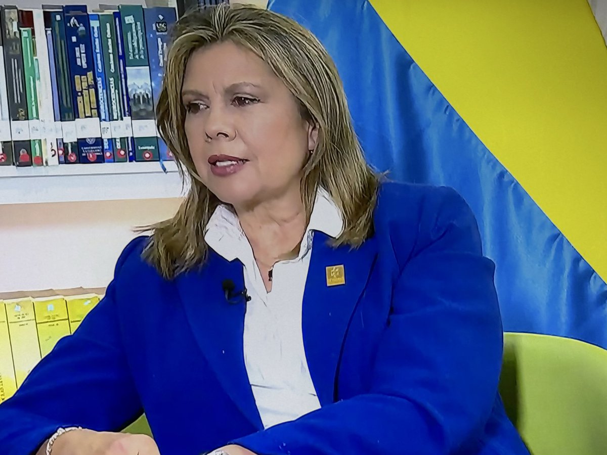 BOLIBAR2's tweet photo. La fiscal general LUZ ADRIANA CAMARGO @FiscaliaCol lo único que ha hecho es escapar de la orden de.ñ captura de un oais extranjero  y un cambio extremo en su apariencia.

Lo mismo que hizo el guerrillero @petrogustavo con el implante de pelo en esa cabeza llena de adreim . Así son los zurdos ladrones y corruptos.