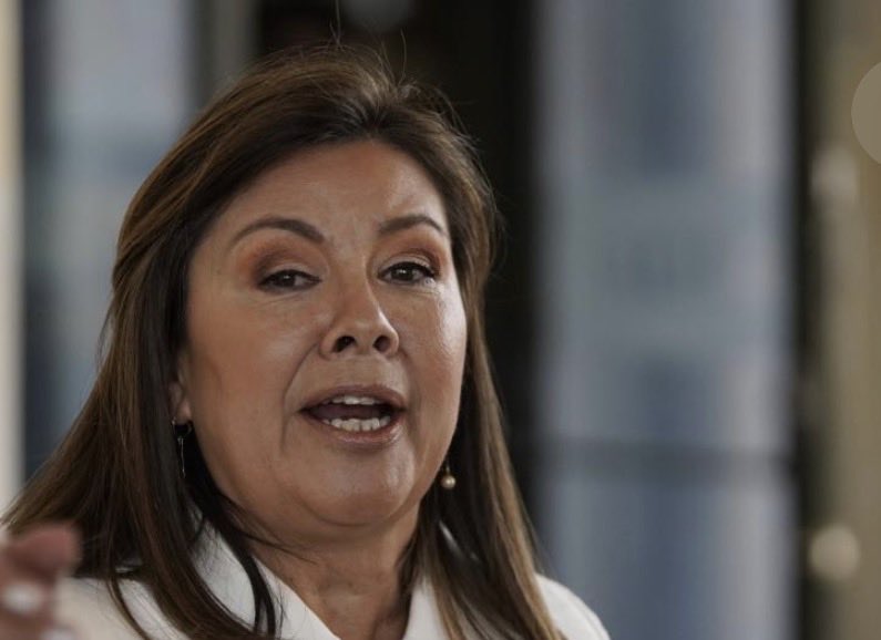 BOLIBAR2's tweet photo. La fiscal general LUZ ADRIANA CAMARGO @FiscaliaCol lo único que ha hecho es escapar de la orden de.ñ captura de un oais extranjero  y un cambio extremo en su apariencia.

Lo mismo que hizo el guerrillero @petrogustavo con el implante de pelo en esa cabeza llena de adreim . Así son los zurdos ladrones y corruptos.