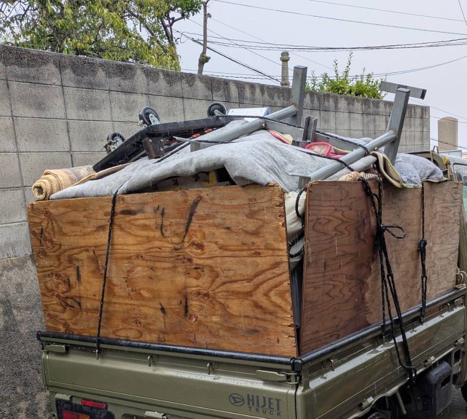 SafetyHiroshima's tweet photo. おはようございます！

今朝は広島市西区へ☔️🚚
軽トラック満車分の不用品を回収しました！

天候に注意しながら、雨の日も安全第一で作業、運転しています😊

#広島市西区 #不用品回収 #雨の日も対応 #広島セーフティ https://t.co/YpiBvd9wjs