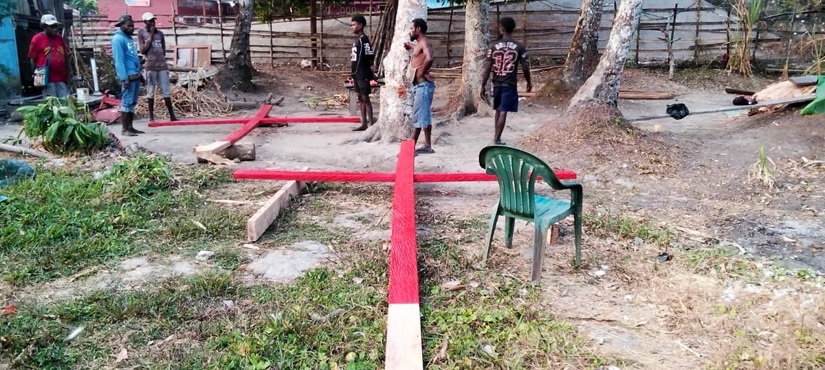 Dandhy_Laksono's tweet photo. 4 bulan setelah "Pesta Babi", warga beberapa kampung di Distrik Kimaam, Merauke, terus melawan Proyek Strategis Nasional dengan menancapkan salib merah.

Data Nusantara Atlas mengungkap Papua Selatan menjadi provinsi paling banyak titik api dibanding Kalbar, Kalsel, dan Kalteng. https://t.co/RBZs1MguN8