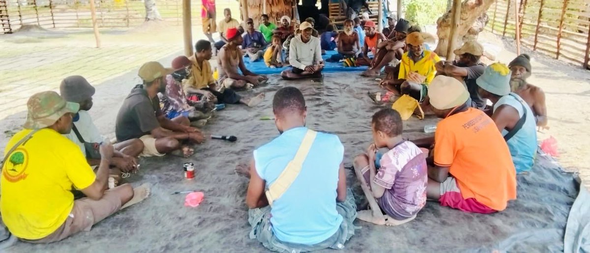 Dandhy_Laksono's tweet photo. 4 bulan setelah "Pesta Babi", warga beberapa kampung di Distrik Kimaam, Merauke, terus melawan Proyek Strategis Nasional dengan menancapkan salib merah.

Data Nusantara Atlas mengungkap Papua Selatan menjadi provinsi paling banyak titik api dibanding Kalbar, Kalsel, dan Kalteng. https://t.co/RBZs1MguN8