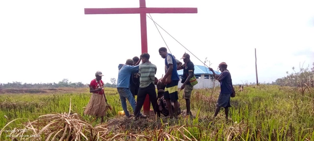 Dandhy_Laksono's tweet photo. 4 bulan setelah "Pesta Babi", warga beberapa kampung di Distrik Kimaam, Merauke, terus melawan Proyek Strategis Nasional dengan menancapkan salib merah.

Data Nusantara Atlas mengungkap Papua Selatan menjadi provinsi paling banyak titik api dibanding Kalbar, Kalsel, dan Kalteng. https://t.co/RBZs1MguN8