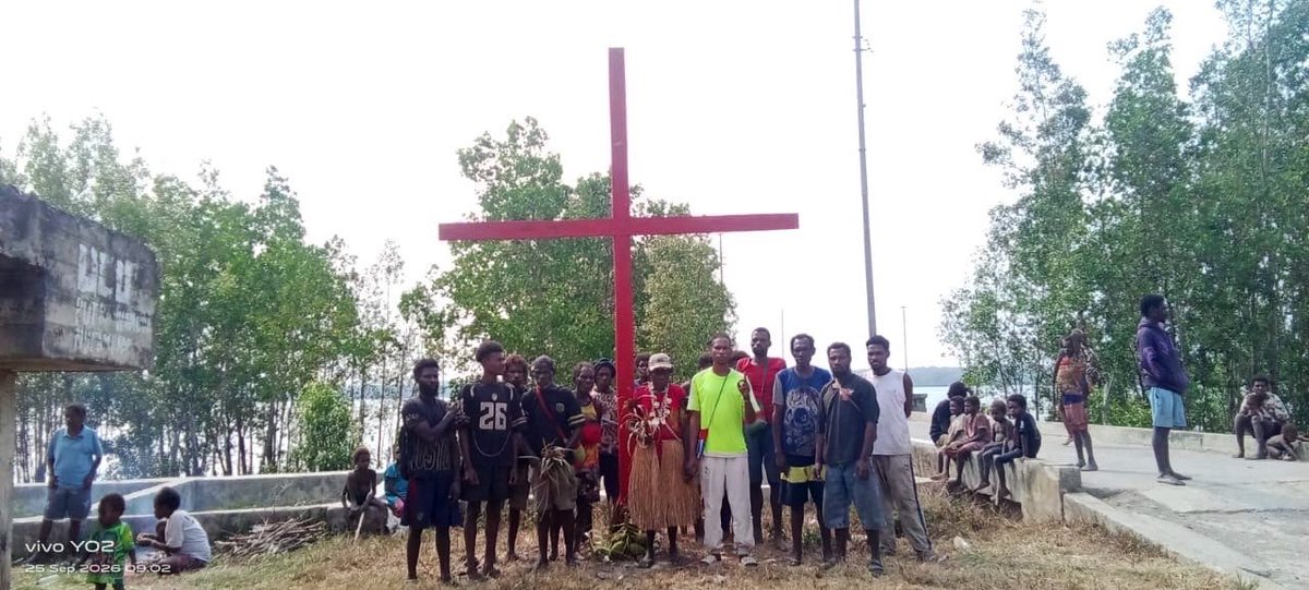 Dandhy_Laksono's tweet photo. 4 bulan setelah "Pesta Babi", warga beberapa kampung di Distrik Kimaam, Merauke, terus melawan Proyek Strategis Nasional dengan menancapkan salib merah.

Data Nusantara Atlas mengungkap Papua Selatan menjadi provinsi paling banyak titik api dibanding Kalbar, Kalsel, dan Kalteng. https://t.co/RBZs1MguN8