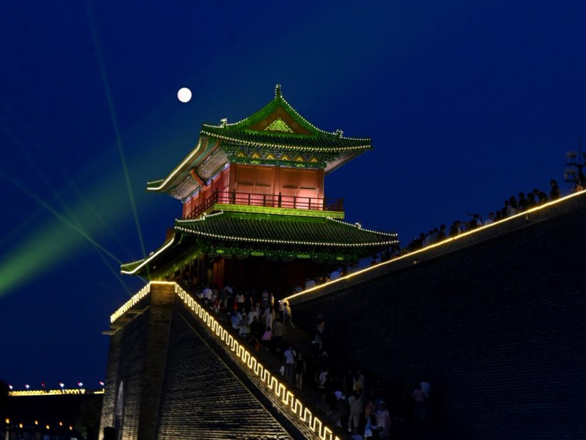 HuiZao41806's tweet photo. 在河北省石家庄市正定古城游览赏月。 https://t.co/tQXomS22aL