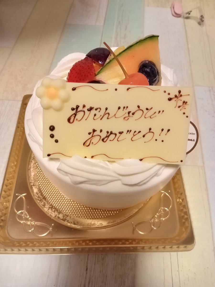 ryoaroma's tweet photo. 昨日は47歳の誕生日でした🩷

旦那さんが帰宅後娘とケーキを買いに行ってくれて私の大好きな果物いっぱい生クリームいっぱいのケーキを買ってきました。

いつ以来かな？ローソクの灯を消したのは。

息子は10分肩トントンをプレゼント。娘はマイクラでケーキを作ってくれました。

本当にしあわせです https://t.co/9nVVndtFSV