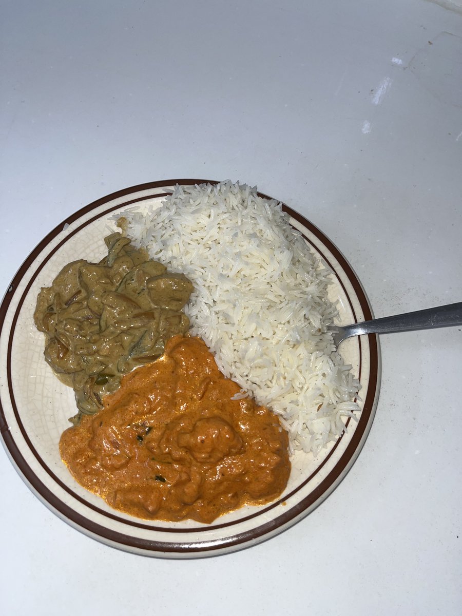 luizeto_7's tweet photo. Late-night food &amp; series.🍛📺🎞️ https://t.co/nD8f9cZcgs