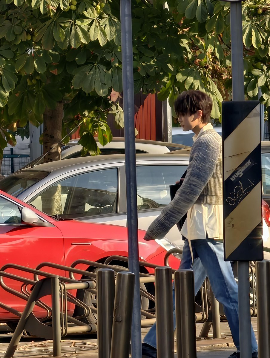 252252cc3036's tweet photo. OP spotted a handsome guy on the streets of Milan and posted photos asking if he was a celebrity. Turns out it’s Dew! He looks incredibly handsome even in a casual snapshot🥰

#BottegaVenetaXDew #BottegaVenetaSummer2027 https://t.co/rozkyTtmmr