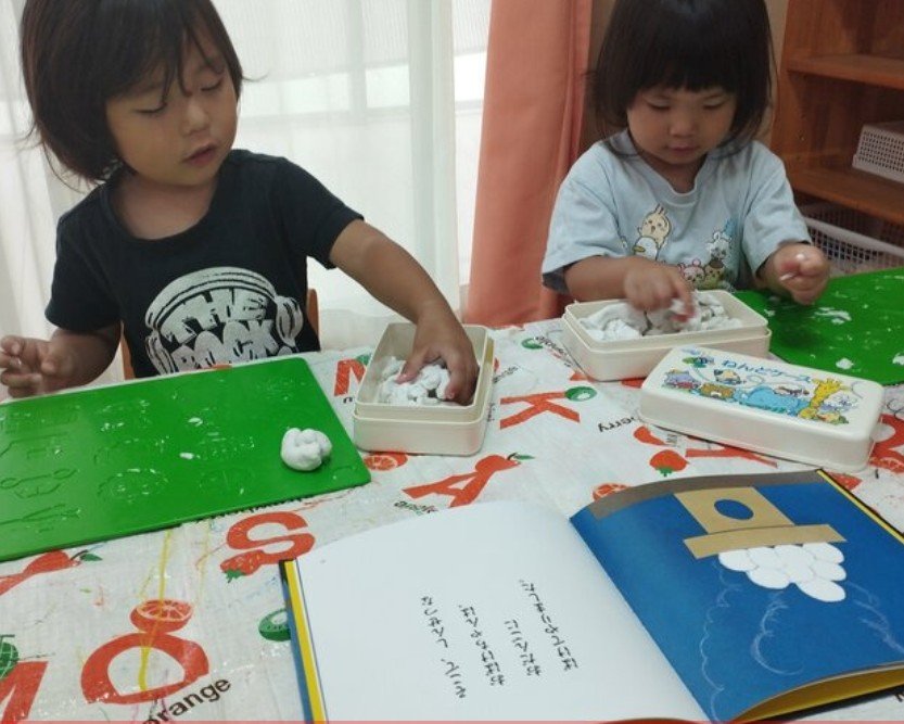 mokokids's tweet photo. ☆モコ押切保育園☆
中秋の名月🎑
お月見を楽しみに散歩でススキを採ってきたり、お供えのお団子を粘土で作ったりした子ども達！���食ではお月見カレー。おやつには団子がおせんべいに変身！食べる事を楽しんだ子ども達でした☺️まんまるお月様見れたかな？＃保育園＃子ども https://t.co/tMMIewfZ76