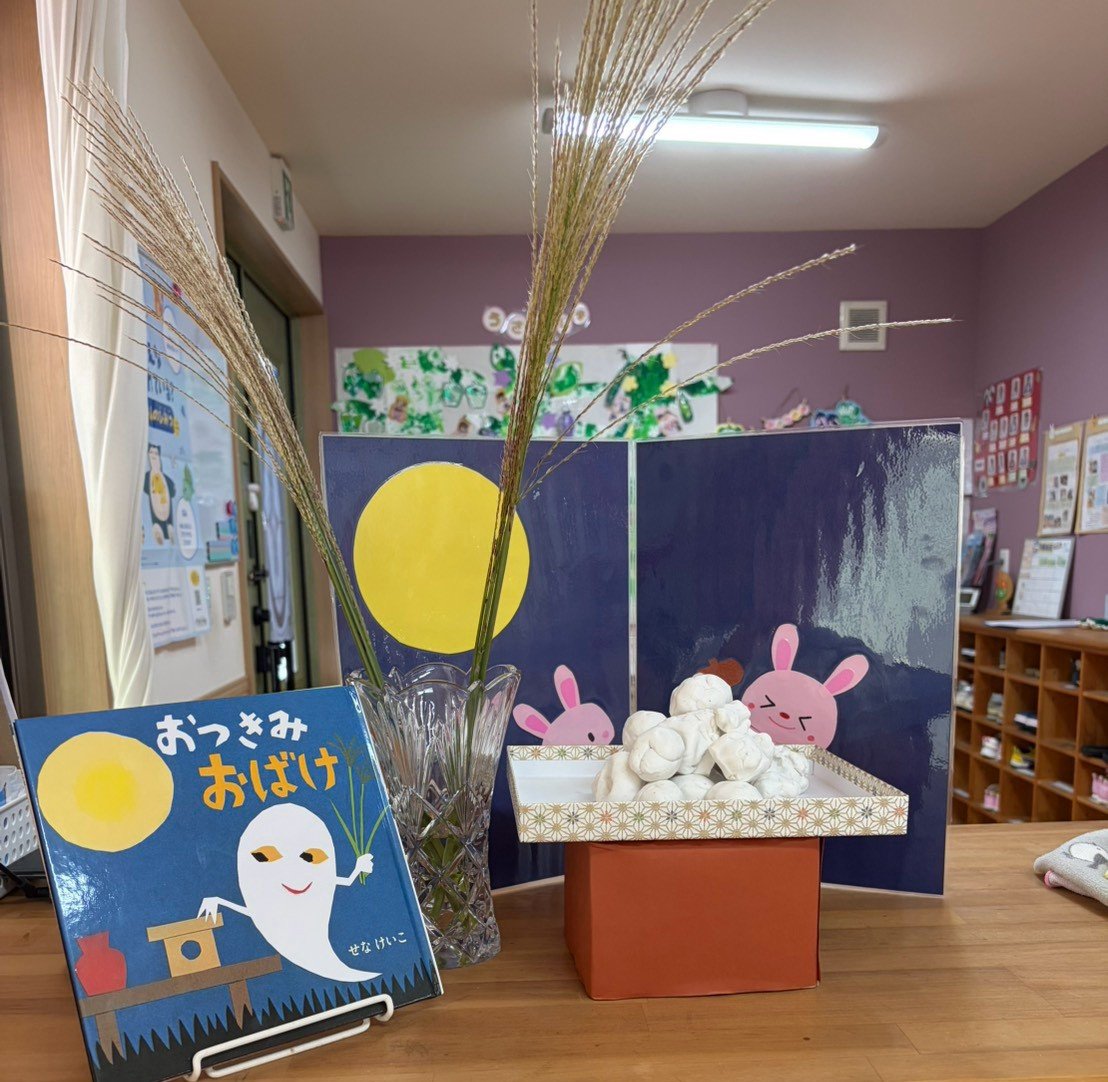 mokokids's tweet photo. ☆モコ押切保育園☆
中秋の名月🎑
お月見を楽しみに散歩でススキを採ってきたり、お供えのお団子を粘土で作ったりした子ども達！���食ではお月見カレー。おやつには団子がおせんべいに変身！食べる事を楽しんだ子ども達でした☺️まんまるお月様見れたかな？＃保育園＃子ども https://t.co/tMMIewfZ76
