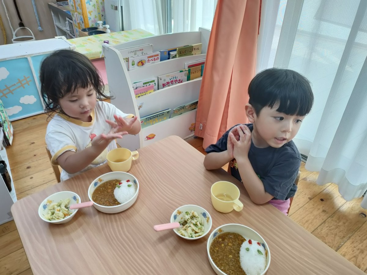 mokokids's tweet photo. ☆モコ押切保育園☆
中秋の名月🎑
お月見を楽しみに散歩でススキを採ってきたり、お供えのお団子を粘土で作ったりした子ども達！���食ではお月見カレー。おやつには団子がおせんべいに変身！食べる事を楽しんだ子ども達でした☺️まんまるお月様見れたかな？＃保育園＃子ども https://t.co/tMMIewfZ76