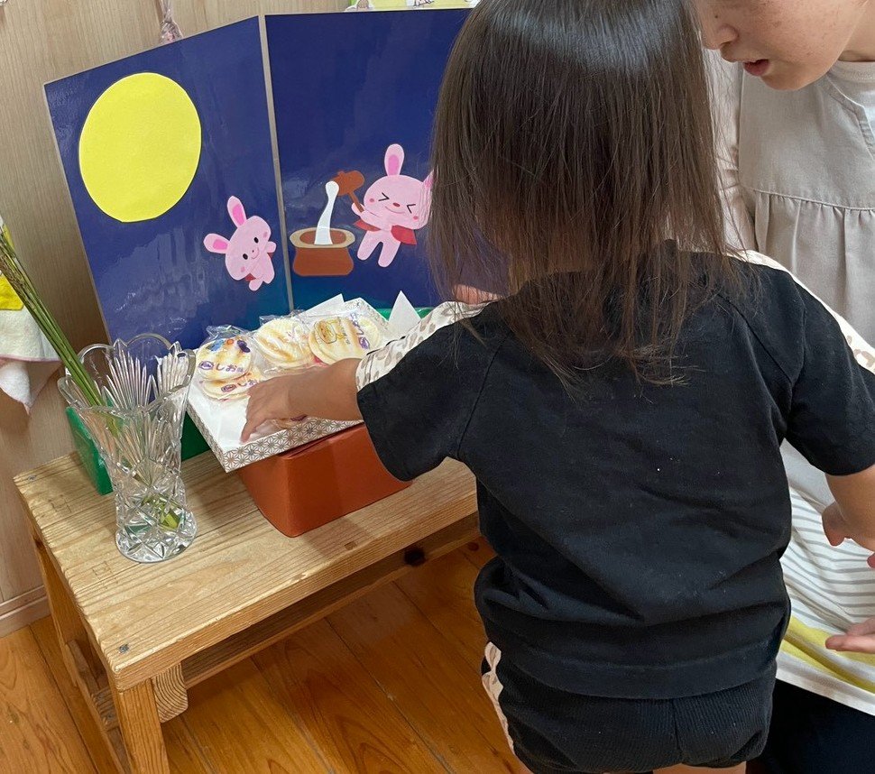 mokokids's tweet photo. ☆モコ押切保育園☆
中秋の名月🎑
お月見を楽しみに散歩でススキを採ってきたり、お供えのお団子を粘土で作ったりした子ども達！���食ではお月見カレー。おやつには団子がおせんべいに変身！食べる事を楽しんだ子ども達でした☺️まんまるお月様見れたかな？＃保育園＃子ども https://t.co/tMMIewfZ76