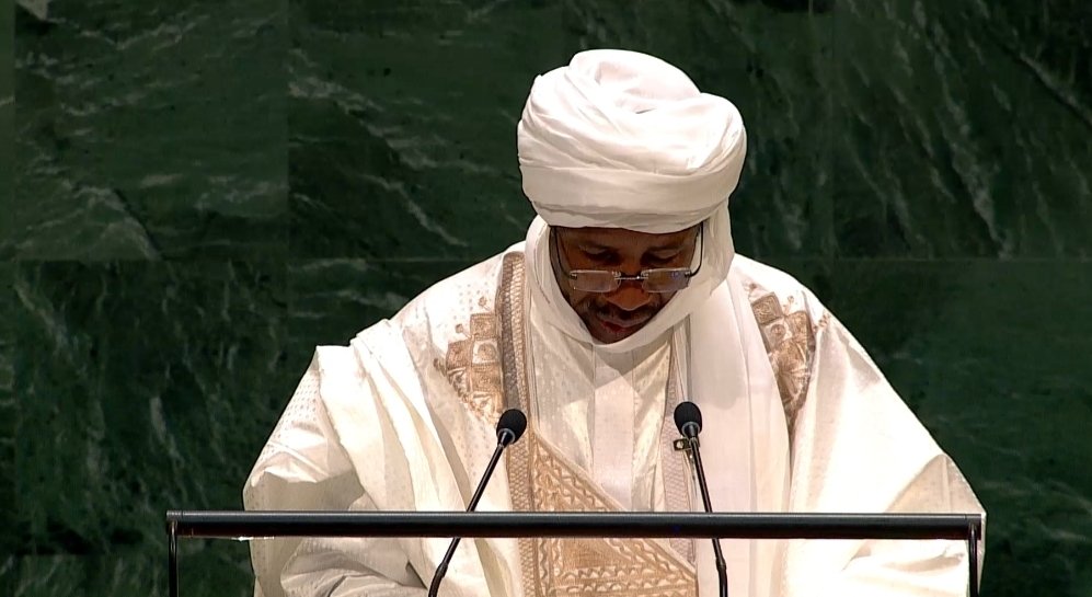 wasilalitaha's tweet photo. تشاد 🇹🇩 تحذّر من منبر الأمم المتحدة: ضربات جوية مرتبطة بحرب السودان 🇸🇩 طالت أراضينا.. ولن نسكت إن تكررت

قال تشاد أن إقليم إنيدي الشرقي على أراضيها تعرّض خلال الأيام الأخيرة لضربات جوية مرتبطة بالحرب في السودان، ملوّحةً باتخاذ "جميع التدابير اللازمة" وفق القانون الدولي لحماية سكانها وسيادتها إذا تكررت هذه الضربات.

ووصفت نجامينا ما جرى بأنه "انتهاك غير مقبول" لسلامة أراضيها، وأدانته بأشد العبارات، في كلمة ألقاها وزير الصحة العامة والوقاية د. عبد المجيد عبد الرحيم محمد نيابةً عن الرئيس محمد إدريس ديبي إتنو.

وفي رسالة واضحة للمتحاربين في السودان، شددت تشاد على أنها التزمت منذ اليوم الأول للحرب حيادًا "صارمًا ومطلقًا"، مؤكدةً بحزم أنها لا تدعم أيًّا من الطرفين، ولا تسمح بأي حال باستخدام أراضيها أو بنيتها التحتية لصالح أيٍّ منهما.

وكشفت الكلمة حجم العبء الإنساني الذي تتحمله تشاد، إذ عبر حدودها الشرقية أكثر من مليون لاجئ سوداني منذ أبريل 2023، لتستضيف اليوم أكثر من مليوني مهجَّر قسرًا من أزمات المنطقة، بحيث بات واحد من كل 17 شخصًا على أرضها لاجئًا.

وجددت تشاد دعمها لكل المبادرات الرامية إلى وقف إطلاق النار وإطلاق الحوار بين المتحاربين في السودان، بما فيها مبادرتا الرباعية والخماسية.

"منذ أبريل 2023، عبر أكثر من مليون لاجئ سوداني حدودنا الشرقية فرارًا من نزاع دامٍ. ومع ال��ازحين من أزمات إقليمية أخرى، يستضيف بلدي اليوم أكثر من مليوني (2,000,000) شخص من المهجّرين قسرًا، أي إن شخصًا من كل سبعة عشر على أرض بلدي هو اليوم لاجئ.

ومن هذا المنبر، أودّ أن أذكّر بموقف تشاد من النزاع السوداني وأن أؤكده رسميًا من جديد. فبلدنا يلتزم منذ اليوم الأول لهذه الحرب حيادًا صارمًا ومطلقًا لم يتغير.

واسمحوا لي أن أكرر بحزم: إن بلدي لا يدعم أيًّا من أطراف النزاع السوداني، ولا يسمح بأي حال من الأحوال باستخدام أراضيه أو بنيته التحتية لصالح أيٍّ منها.

وتجدد تشاد تمسكها بالسلام في السودان ودعمها لجميع المبادرات، بما فيها مبادرات الرباعية (QUAD) والخماسية (QUINTET)، الرامية إلى إرساء وقف لإطلاق النار وتعزيز الحوار بين المتحاربين.

أصحاب السعادة، سيداتي وسادتي،

لا يسعني في هذه المناسبة أن أسكت عن خطورة ما يمسّ سيادتنا مباشرة. ففي الأيام الأخيرة، كان إقليم إنيدي الشرقي، الواقع على ترابنا الوطني، م��رحًا لضربات جوية مرتبطة بالنزاع السوداني. وتدين تشاد بأشد العبارات هذه التوغلات الجديدة التي تشكل انتهاكًا غير مقبول لسلامة أراضيها، وتحتفظ بحقها في اتخاذ جميع التدابير اللازمة، وفقًا للقانون الدولي، لحماية سكانها وسيادتها إذا تكررت.