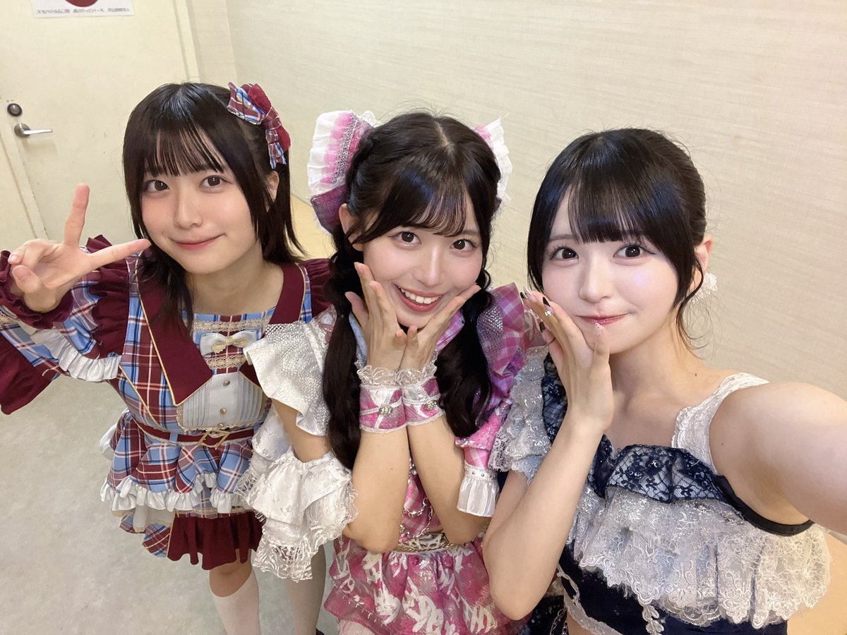 itsuyoru_neiro's tweet photo. 噂の"神"3ショットです！！（ ;  ; ）🩵🩷🤍 https://t.co/vUxNWEDQzV