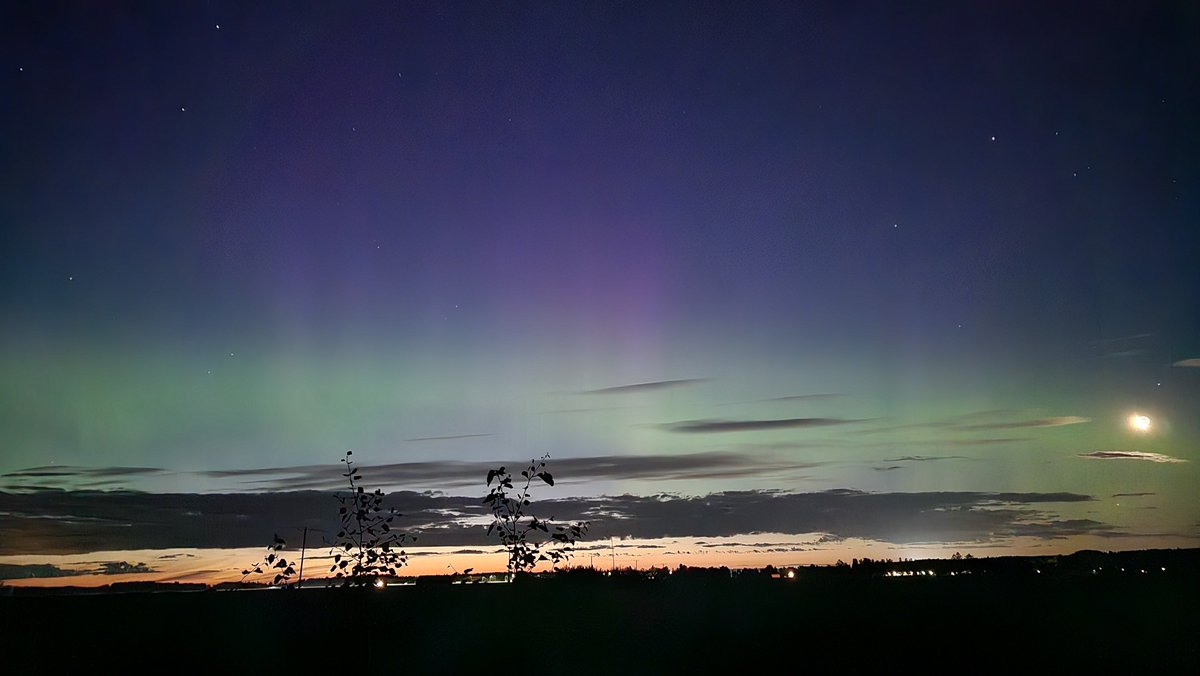 ValimakiJari's tweet photo. 9.8.2028 Clock 1:30 Northernlights Moon After Loimaa Finland Sunset #northernlights #nightphotography #starrynight #loimaa #finland https://t.co/TizGCKAaEq