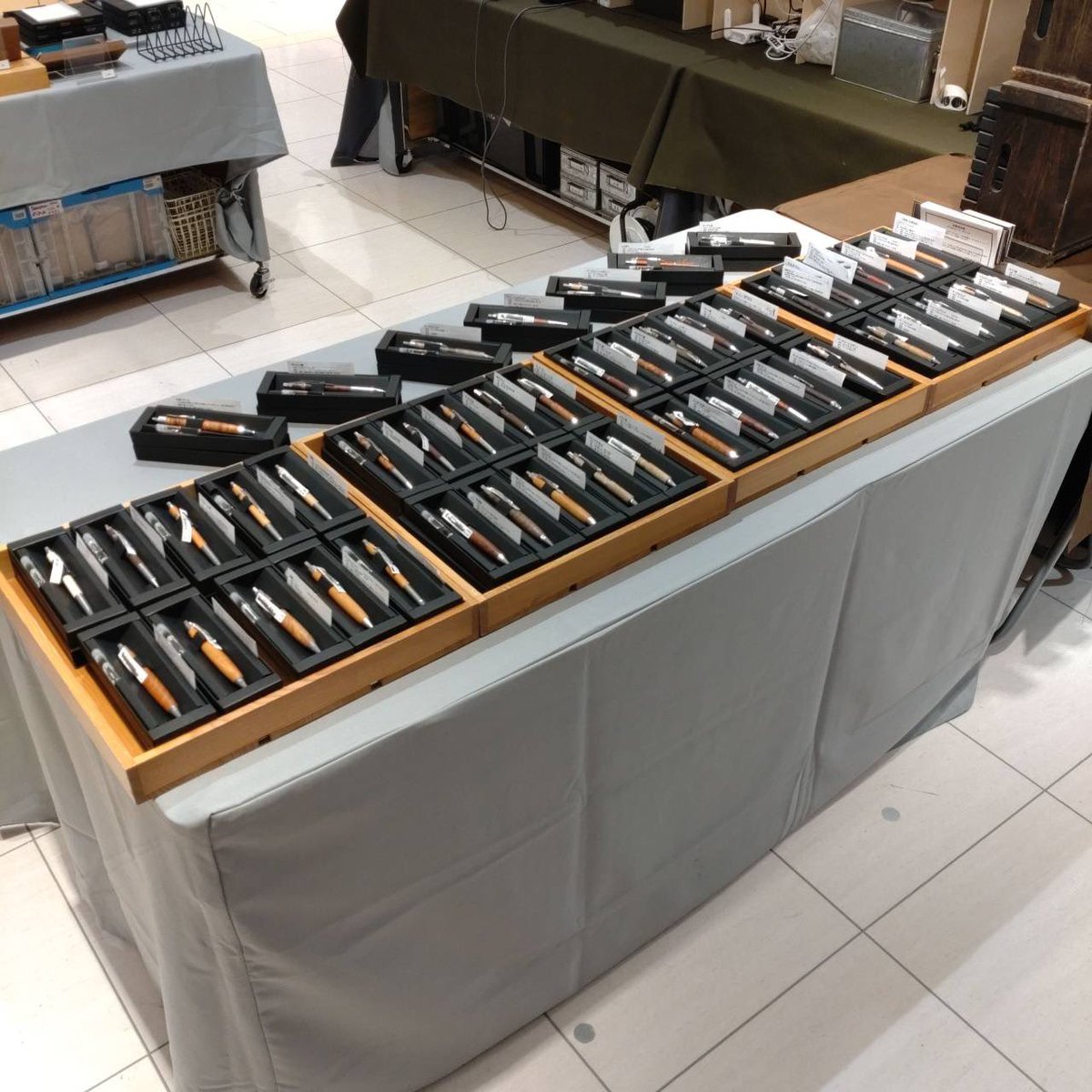 stas_wood_pen's tweet photo. 《✨ウッドペンステーション POP UP 情報✨》
2026年9月26日(土)-9月27日(日)
＜木軸文具 POP UP SHOP at 三越いわき店＞

いよいよ本日から開催されます！
木軸ペン好きにはたまらない2日間、ぜひ会場までお越しくださいませ！

＜ご協力作家・ブランド様＞順不同・敬称略
Craft A (9月26日出品のみ)
工房 楔 (9月27日出品のみ)
クラフト工房Steef＆Co. (両日出店)
SEASAR (両日出品のみ)
野原工芸 (抽選販売/出品のみ)

※※※注意事項※※※
■数量に限りがある商品もございますので、品切れの際はご容赦ください。

■商品のお取り置きやご予約は承っておりません。

■混雑時には入場制限をさせていただく場合がございます。予めご了承ください。

■諸般の事情により、営業日や営業時間が変更または中止になる場合がございます。予めご了承ください。

---------------------------------------
《会場》
〒970-8026
福島県いわき市田町120 2階

《会期》
2026年9月26日(土) 10:00-18:00
2026年9月27日(日) 10:00-17:00

《入場料》
無料
----------------------------------------

#woodpenstation
#ウッドペンステーション