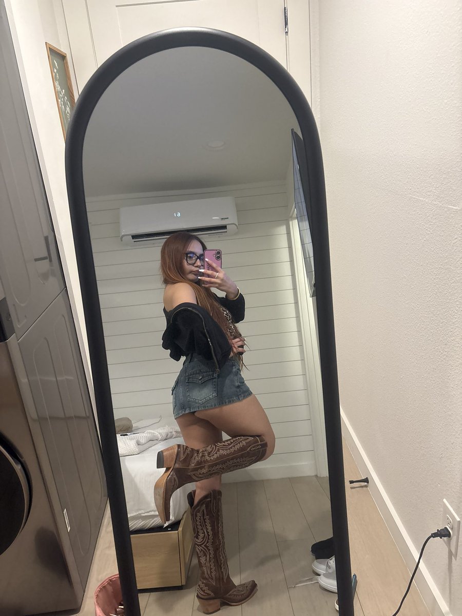 mistressclelo's tweet photo. Send me $700 so I can get more boots to stomp on you with 💗🎀 https://t.co/yI8cFkfet8