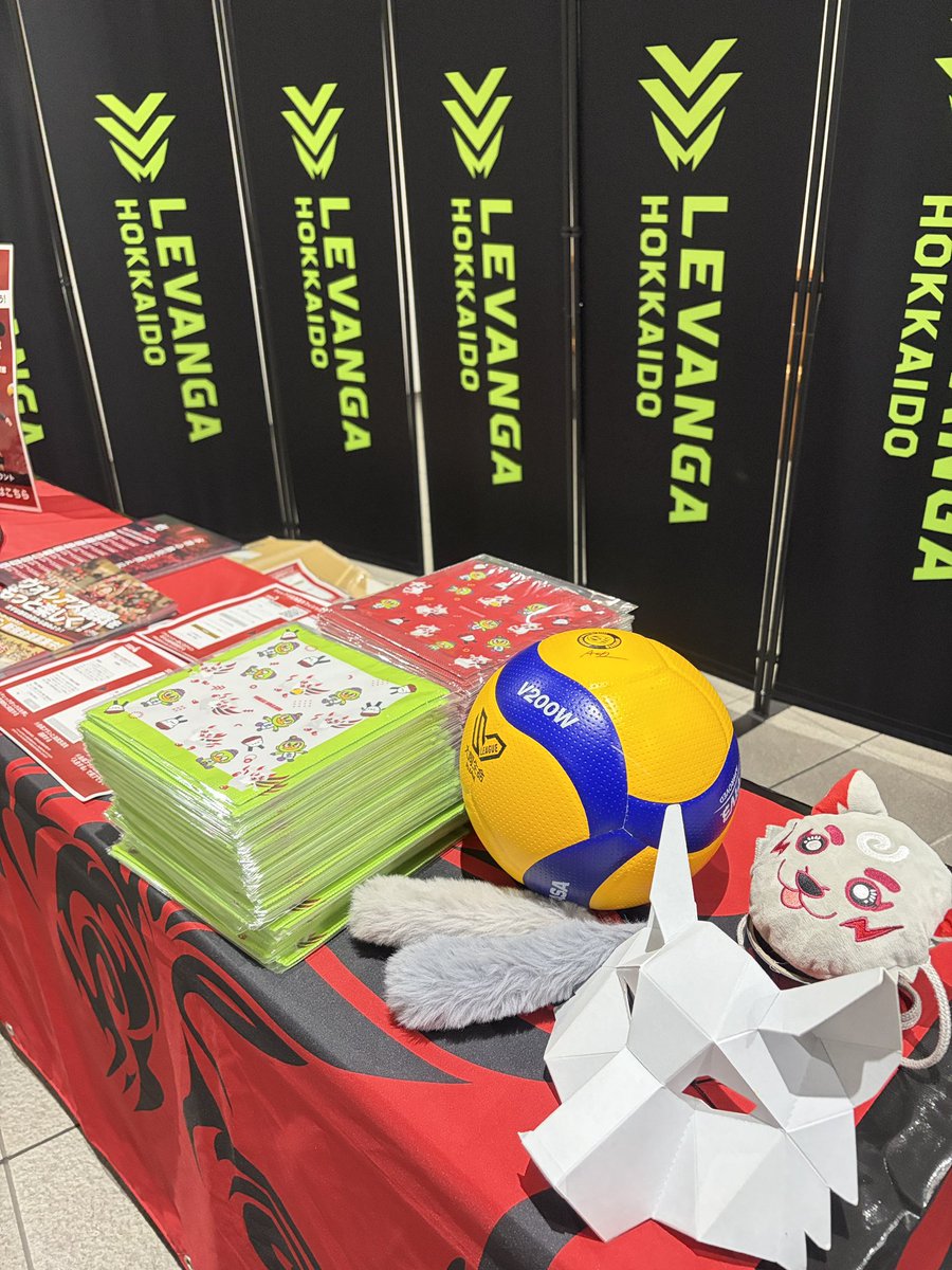 voreas_official's tweet photo. 📣本日開催！レバンガ北海道@levangakousiki の開幕戦にヴォレアスブースを出展！🏀🏐

📍場所
北海きたえーる地下1F アリーナ入場口前

💡ブース出展内容
ヴォレアス北海道オフィシャルサポーターズクラブ「WOLVES」の無料WHITE会員に入会で、
【数量限定】「レバンガ×ヴォレアスコラボハンカチ」をプレゼント！🎁✨

数に限りがございますので、お早めにお越しください！💨