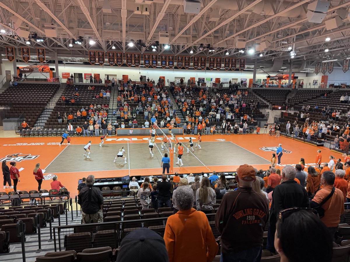 CoachTsimon's tweet photo. Fun night supporting @BGSUVolleyball and connecting with @bgsu supporters. Homecoming weekend on a college campus is part of what makes college athletics special. https://t.co/EU7ZIDuaut