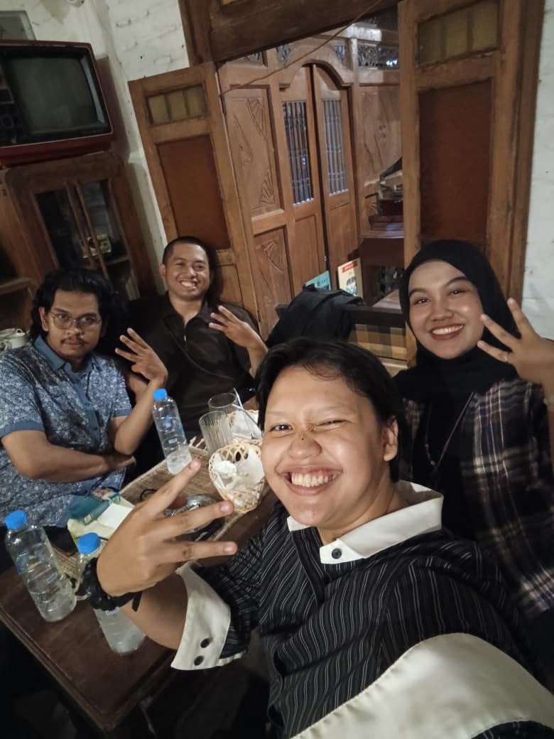 dullestvoid's tweet photo. Today I dispen cuz ada lomba and decided to cut my hair, habis itu rapat closing kerjasama sama vendor, setelah itu pulang dan ternyata ada anak kucing nyasar depan rumah akhirnya bikinin dia kasur dulu dan berujung dikunciin sama orang rumah (masih dikunciin) https://t.co/Vj2f9vCOKx