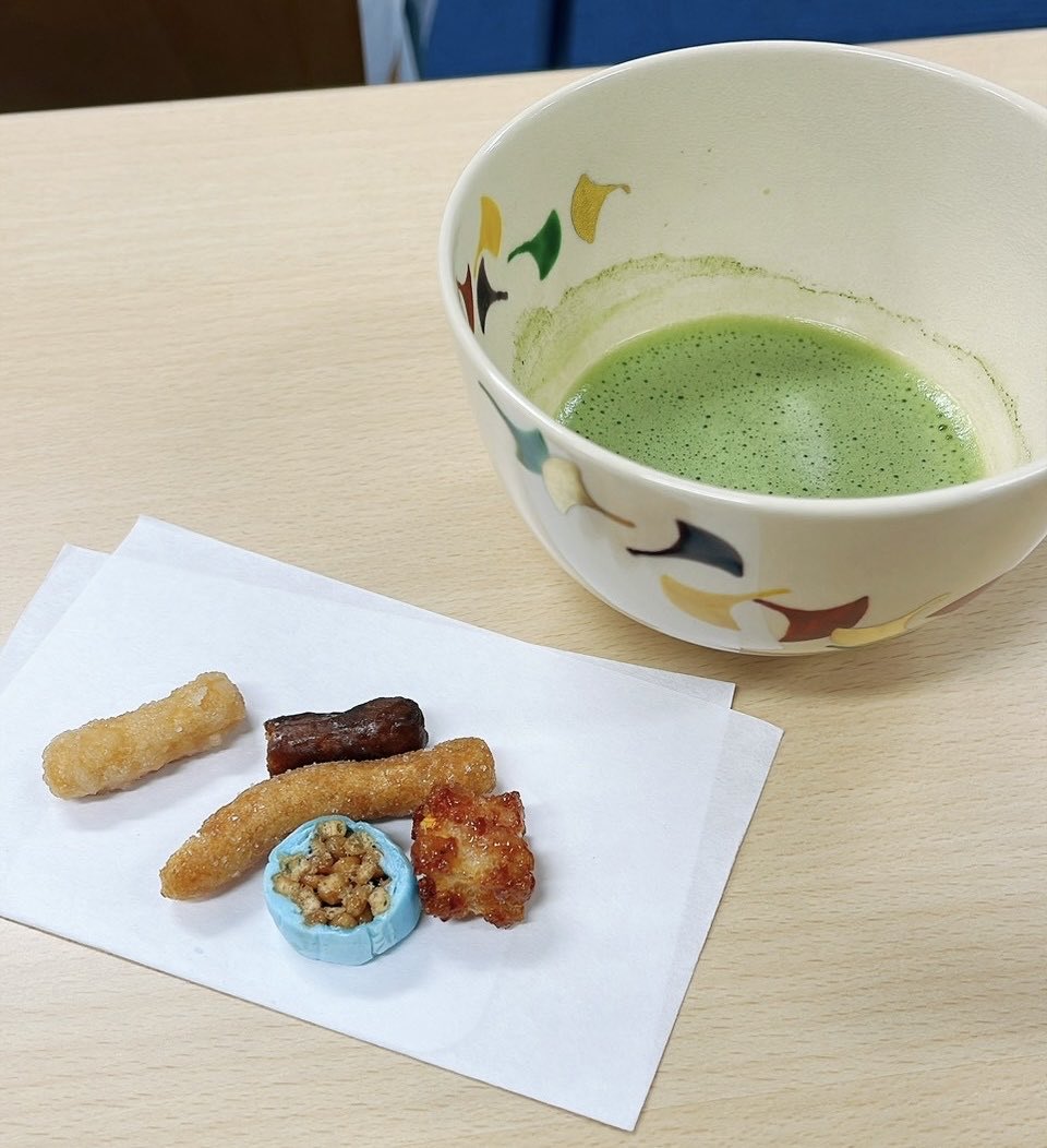 Pkitasatosado's tweet photo. こんにちは、北里大学白金茶道部です🍡
後期の活動が始まりました！

先日は、茶道の先生をお招きし、流派や袱紗捌きについて教えていただきました。

後期も週1回程度活動を行う予定です！🍵 https://t.co/GsUK4dM9Qa