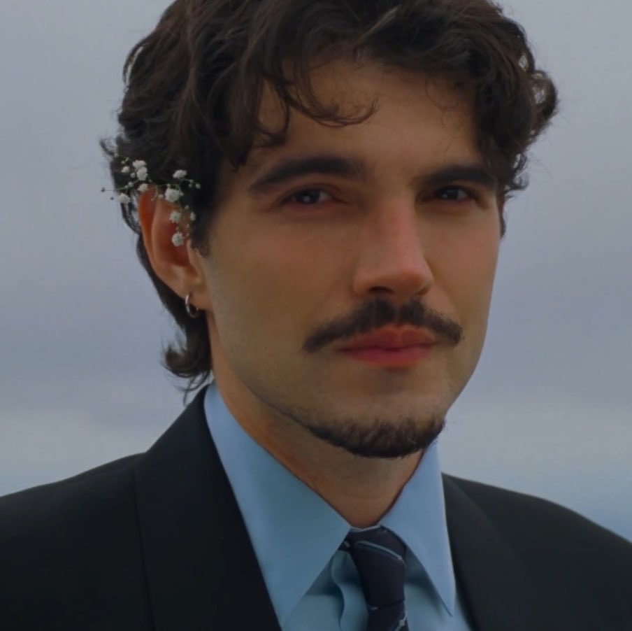 updatecharts's tweet photo. Jão durante discurso na Turnê Memórias Póstumas:

“No dia 25 de julho, eu tava prestes a lançar o Memórias Póstumas e eu me arrependi muito dele. E no dia 26 de julho, no dia da audição, eu tava muito nervoso pq tava caindo a ficha de que eu ia ter que reviver as coisas que eu passei e ser perguntado por isso com jornalistas e tudo foi muito difícil. Eu espero que a noite de hoje mude isso.” 🥹