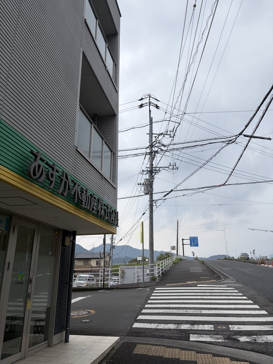 infoasuka's tweet photo. おはようございます！
静岡市葵区は雲が広がる朝です☁️
今後もしばらく雨の日が続く予報ですので、お出かけや運転の際はお足元に十分ご注意ください。
秋シーズンを迎え、最近不動産売却のご依頼が増えています。買取のお話もいただいております！
「早く手放したい」「現状のまま売りたい」など、静岡市の不動産売却・買取はあすか不動産にお任せください！
本日も張り切ってまいりましょう！

#あすか不動産株式会社
#静岡市不動産売却
#静岡市不動産買取
#企業公式相互フォロー