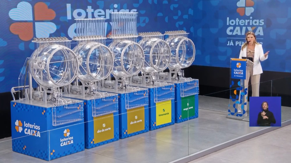 g1's tweet photo. Confira os resultados das Loterias Caixa desta sexta (25) https://t.co/bplpHUT5vc https://t.co/Qx3QEumXZY