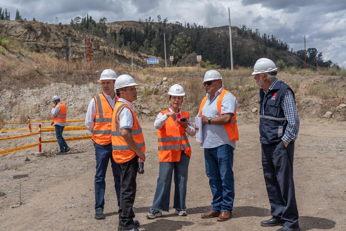 ETAPAOficial's tweet photo. 💧🏗️ ¡La PTAR de Guangarcucho alcanza el 19 % de avance!

Hoy, la Gerente General (e) de ETAPA EP, Mgst. Inés Luzuriaga, junto al concejal Paúl Pañi, miembro del directorio de ETAPA, y el equipo responsable de la construcción, recorrieron la obra para constatar sus avances. 👷‍♀️👷‍♂️

✅Esta planta será fundamental para el saneamiento de Cuenca y la protección de nuestros ríos. 
¡Seguimos trabajando por un futuro más sostenible! 

#QueCuencaNosUna💫
@AlcaldiaCuenca1