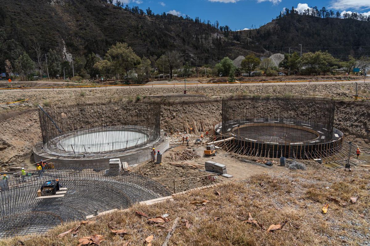 ETAPAOficial's tweet photo. 💧🏗️ ¡La PTAR de Guangarcucho alcanza el 19 % de avance!

Hoy, la Gerente General (e) de ETAPA EP, Mgst. Inés Luzuriaga, junto al concejal Paúl Pañi, miembro del directorio de ETAPA, y el equipo responsable de la construcción, recorrieron la obra para constatar sus avances. 👷‍♀️👷‍♂️

✅Esta planta será fundamental para el saneamiento de Cuenca y la protección de nuestros ríos. 
¡Seguimos trabajando por un futuro más sostenible! 

#QueCuencaNosUna💫
@AlcaldiaCuenca1