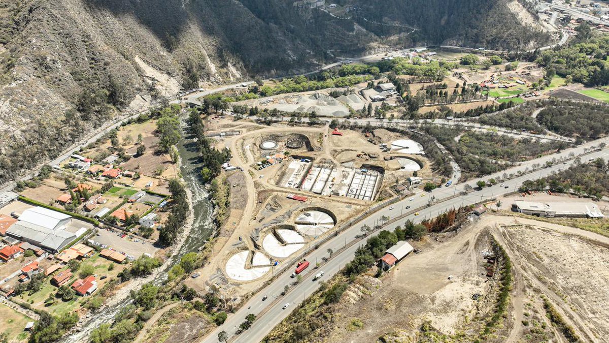 ETAPAOficial's tweet photo. 💧🏗️ ¡La PTAR de Guangarcucho alcanza el 19 % de avance!

Hoy, la Gerente General (e) de ETAPA EP, Mgst. Inés Luzuriaga, junto al concejal Paúl Pañi, miembro del directorio de ETAPA, y el equipo responsable de la construcción, recorrieron la obra para constatar sus avances. 👷‍♀️👷‍♂️

✅Esta planta será fundamental para el saneamiento de Cuenca y la protección de nuestros ríos. 
¡Seguimos trabajando por un futuro más sostenible! 

#QueCuencaNosUna💫
@AlcaldiaCuenca1