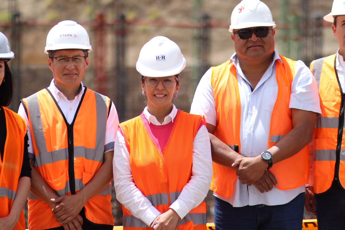 ETAPAOficial's tweet photo. 💧🏗️ ¡La PTAR de Guangarcucho alcanza el 19 % de avance!

Hoy, la Gerente General (e) de ETAPA EP, Mgst. Inés Luzuriaga, junto al concejal Paúl Pañi, miembro del directorio de ETAPA, y el equipo responsable de la construcción, recorrieron la obra para constatar sus avances. 👷‍♀️👷‍♂️

✅Esta planta será fundamental para el saneamiento de Cuenca y la protección de nuestros ríos. 
¡Seguimos trabajando por un futuro más sostenible! 

#QueCuencaNosUna💫
@AlcaldiaCuenca1