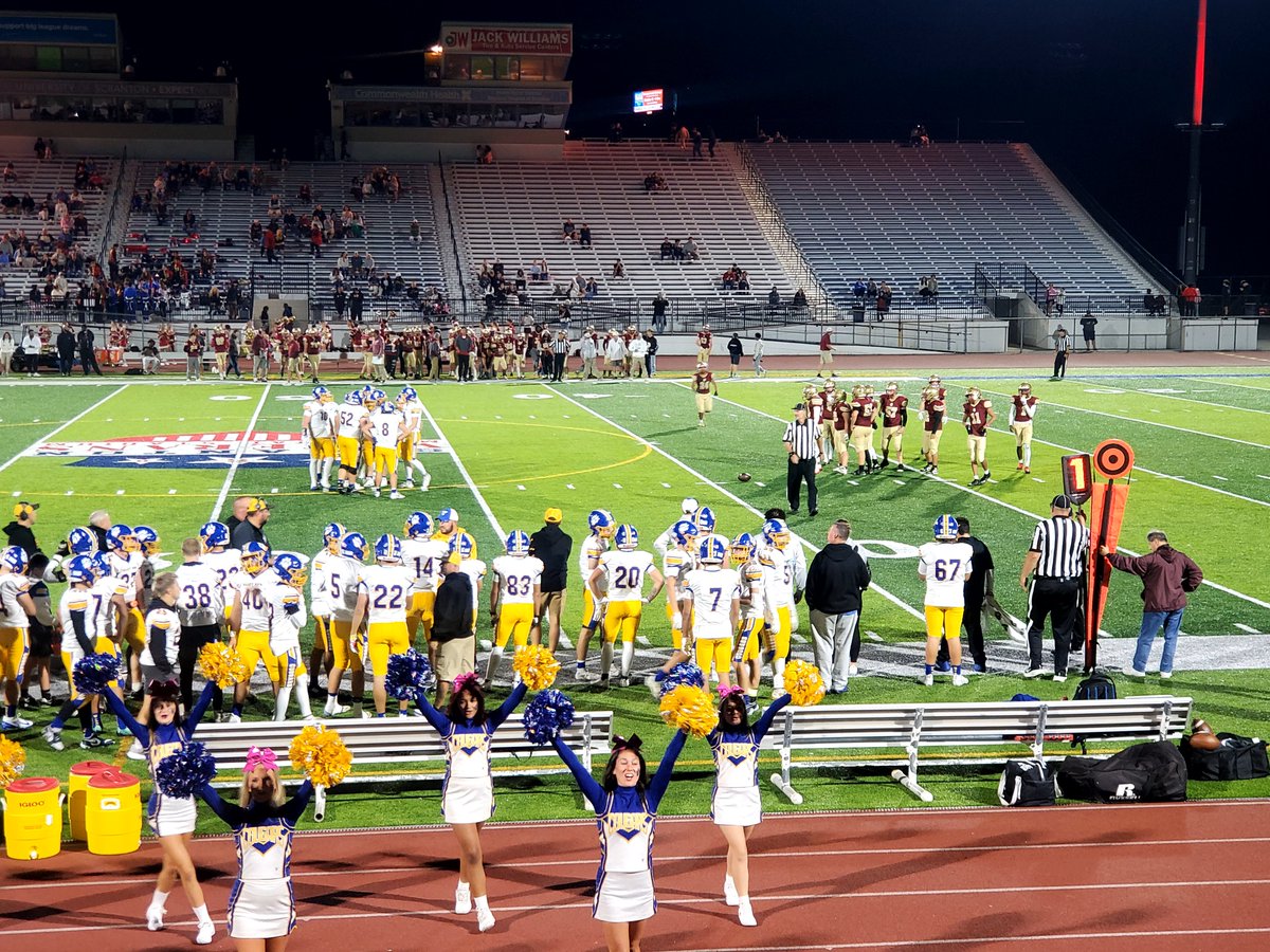 Coach_DSmith28's tweet photo. Local High School  Friday night football watching Valley View High vs Scranton High @KeystoneFTBL 
#HuntOurBest #AlwaysinPursuit https://t.co/w5IfpqtBLQ