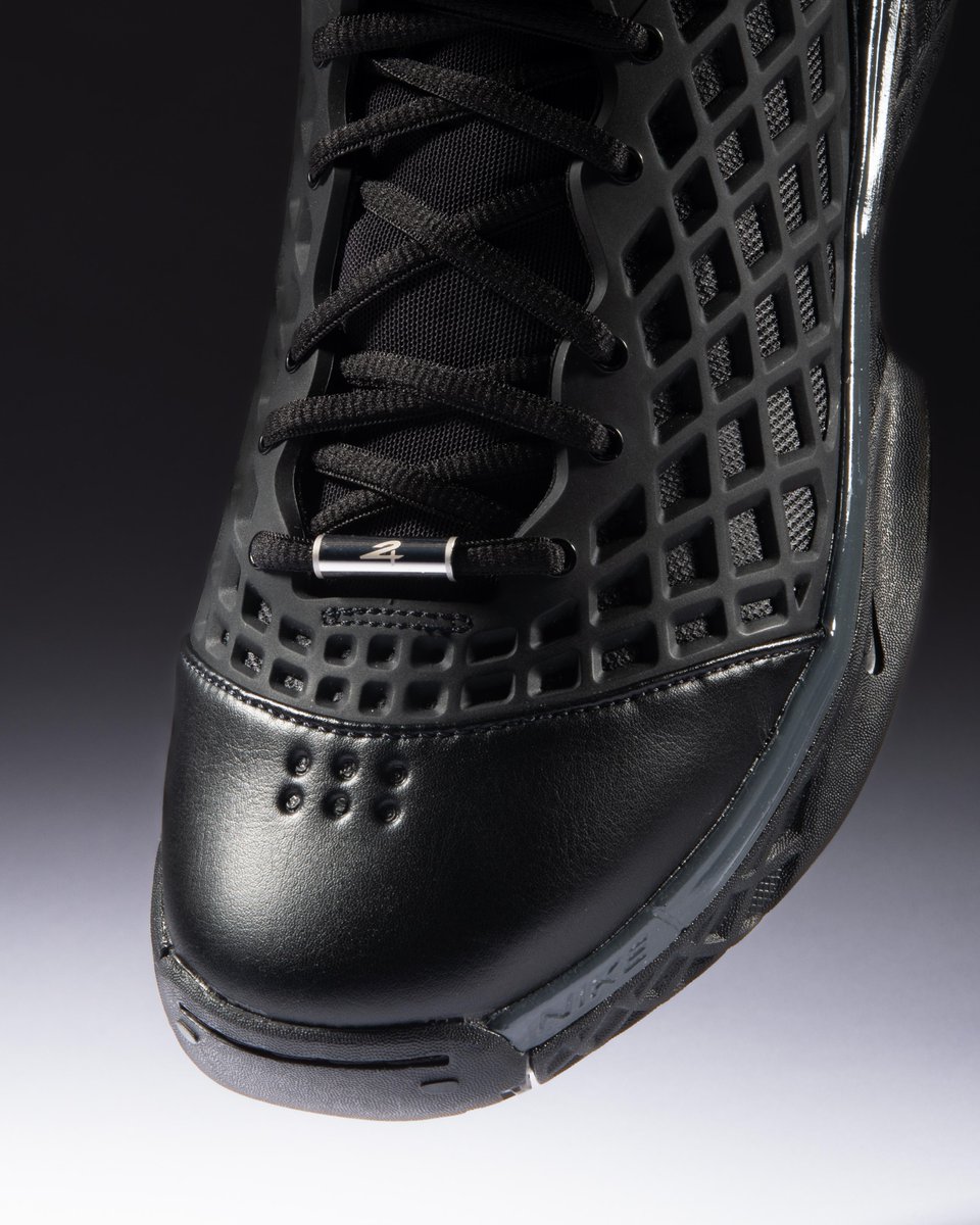 footlocker's tweet photo. A classic resurfaces 🌊

Bold black-and-white contrast made the Kobe III “Orca” unforgettable in 2008. Now it’s back, evolved for the next run. Available now at select Foot Locker stores. https://t.co/y2dDK7YSMu