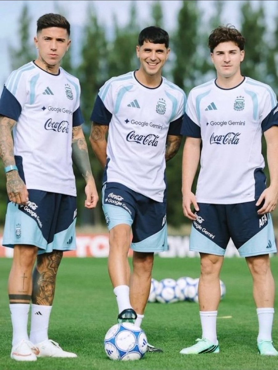 frabigol's tweet photo. Enzo Fernández: ALAN VARELA
Exequiel Palacios: NICOLÁS CAPALDO
Julian Álvarez: LUIS VAZQUEZ

Uno terminó en el City, el otro siendo figura en un Leverkusen campeón invicto y el otro en el Atlético Madrid, y cuando arrancaron tuvieron que ser COMPARADOS con esos MUERTOS de HAMBRE. https://t.co/vi7QpAW9bg