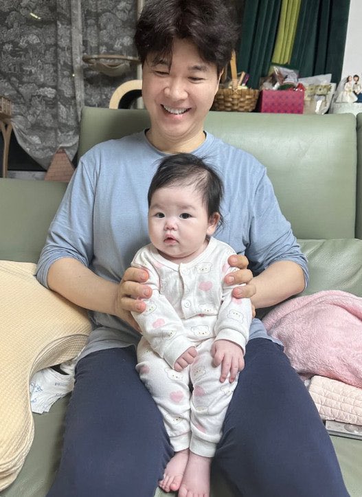sunkichase's tweet photo. @hyubora 한국사람들은 이런 피부색으로 태어나...
도대체 어떤 미친 선동글에 찌들어있는거야..?
주사를 맞는게 보통이라고? 도대체 어디 한국에서 그런일이 일어나는데? https://t.co/2Ghc2bzNDz