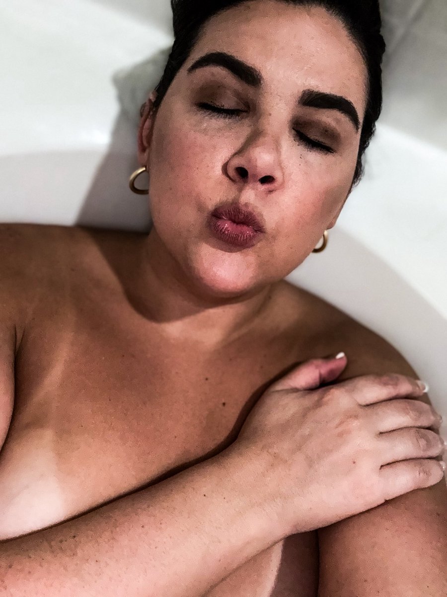 heatherashleytx's tweet photo. Few hours left to get HALF off first month! 

https://t.co/FSwQ3SxlFS

#onlyfans #brunette #curvy https://t.co/Jeqz1CygFe