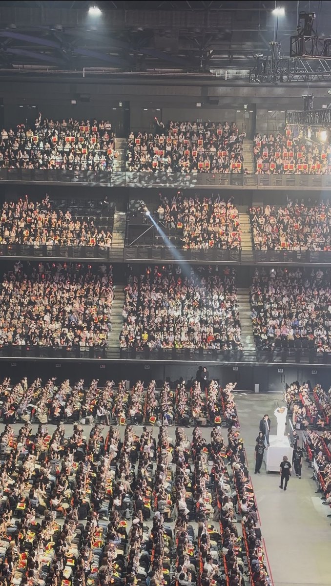 arisan219's tweet photo. どなたかNissyの23日のこの辺りを反対側(L側からR側)から４階席が入る感じで全体的に撮影してる方いませんか？
AブロックとBブロックの間をRendezvousの時に通ってるところです🙏
３枚目はR側から撮影したものになります😌🫧
#Nissy
#NBE2026 https://t.co/6T8WfwXjkK