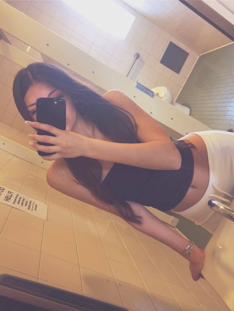violet444irl's tweet photo. borrowing your attention for a minute https://t.co/KjUWShd6MW