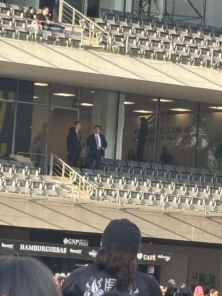 tasycrave's tweet photo. South Korean President LEE JAE MYUNG spotted at Stray Kids’ SOLD OUT concert in México 🇲🇽

#StrayCity #StrayCityMexico @Stray_Kids https://t.co/SAR2qBonWM