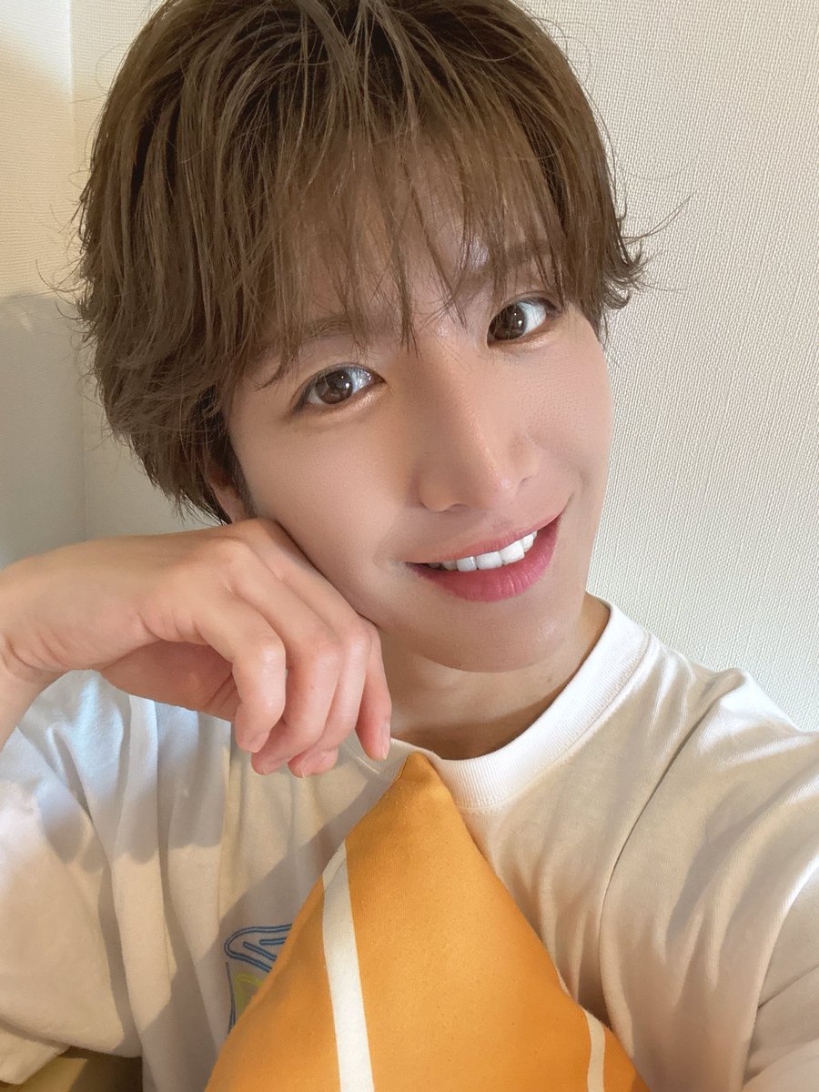 takuya_matsuri's tweet photo. おはよう🥰❤️‍🔥

本日個別特典会in東京🗼
今日は残念ながら雨ですが
会場を明るく照らす太陽になれるよう
元気いっぱいでブースでお待ちしてます🥰🫶

今日も愛がいっぱい溢れる日に
しましょう😋❤️ 

てかあと少しで9月が終わることに
時の流れの速さにびっくりしてます🫪！

ついこないだ誕生日だったような気がしてる。。笑
もう誕生日から2ヶ月が経とうとしてる🫪！
そしてすでに来年の生誕祭の衣装とかセトリ考え始めたりしてる🫪！（気が早いw）

ではでは
素敵な土曜日を💓😋

#MATSURI
#松岡卓弥